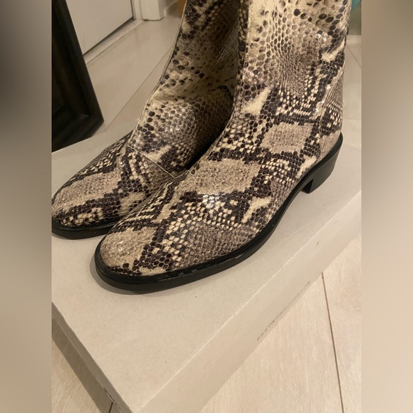 Gorgeous snake print boots in leather - Picture 5 of 8